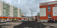 У торгового центра на Мальково строят парковку, тротуары и сажают деревья - Regions.Ru
