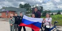 Триколор» объединяет: жители деревни Таширово получили ленты-символы в День Государственного флага - Администрация Наро-Фоминского г.о.