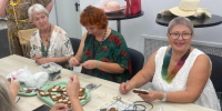 Тактические браслеты и талисманы для бойцов СВО передали участницы «Активного долголетия» - Regions.Ru