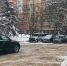 В Селятине усилиями коммунальщиков и жителей расчистили двор и автостоянку - Regions.Ru